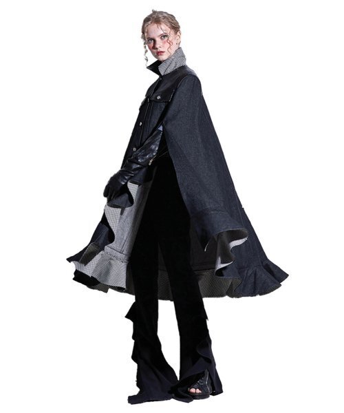 GREEDILOUS（グリディアス）の「デニムロングラッフルケープ（チェスターコート・レディース・その他・S/M/L/XS）」の2枚目の写真