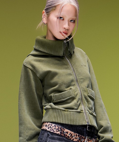 X-girl(エックスガール)の「FADED SWEAT AND RIB ZIP UP COMPACT HOODIE(パーカー・レディース・ブラック/オリーブ・S/M)」の6枚目の写真