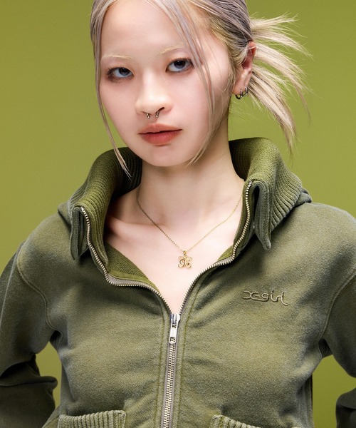 X-girl(エックスガール)の「FADED SWEAT AND RIB ZIP UP COMPACT HOODIE(パーカー・レディース・ブラック/オリーブ・S/M)」の7枚目の写真