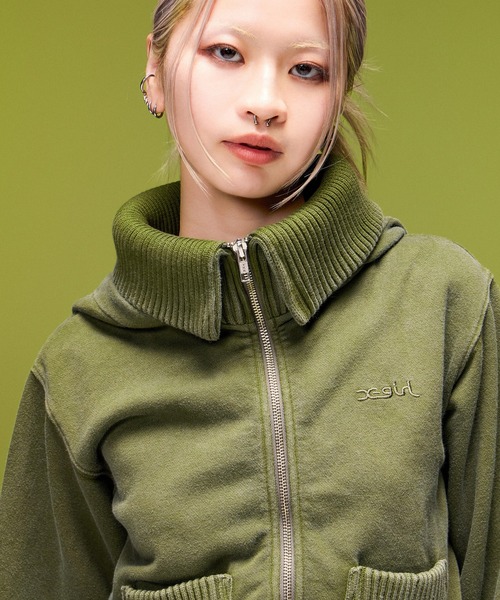 X-girl(エックスガール)の「FADED SWEAT AND RIB ZIP UP COMPACT HOODIE(パーカー・レディース・ブラック/オリーブ・S/M)」の8枚目の写真