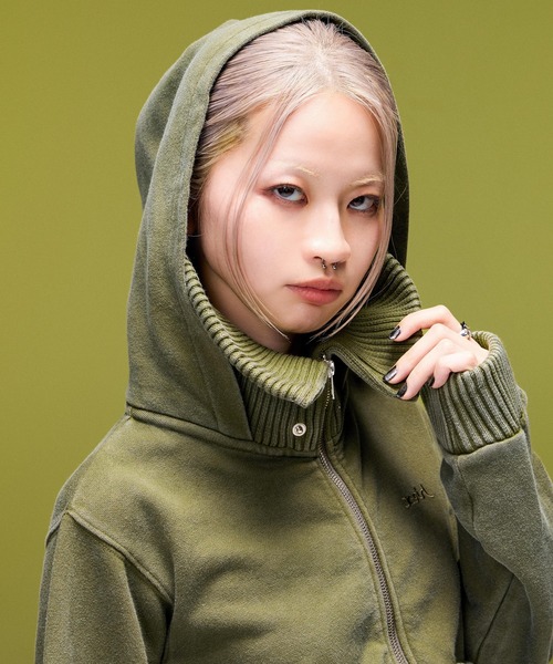 X-girl(エックスガール)の「FADED SWEAT AND RIB ZIP UP COMPACT HOODIE(パーカー・レディース・ブラック/オリーブ・S/M)」の9枚目の写真