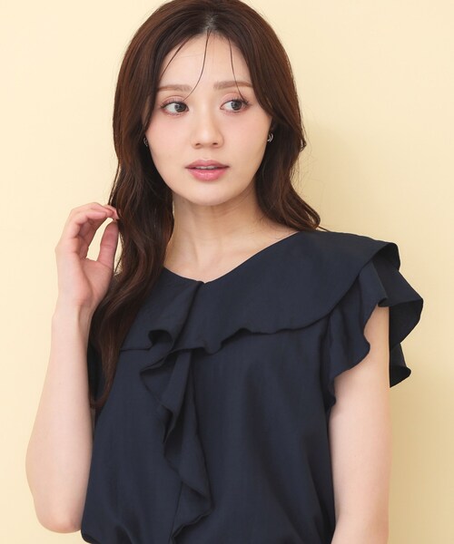 index(インデックス)の「【接触冷感】マットサテンフリルフレンチブラウス《吸水速乾/防シワ/洗濯機OK》(シャツ/ブラウス・レディース・ネイビー系5/ブラウン系その他/アイボリー/サックスブルー系7/ピンク/ベージュ系その他7・40/38/36)」の4枚目の写真
