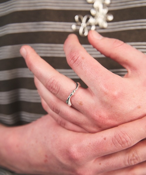 MAISON SPECIAL(メゾンスペシャル)の「《UNISEX》F-hole Motif Three-Link Ring/Fホールモチーフ3リンクリング【MAISON SPECIAL/メゾンスペシャル】(リング・メンズ・シルバー・15 /21/19/17)」の2枚目の写真