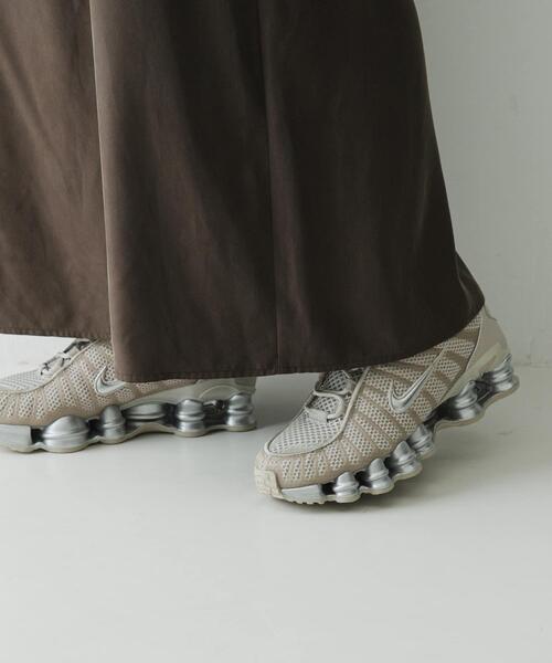 NIKE（ナイキ）の「NIKE　SHOX TL（スニーカー・レディース・ホワイト系その他・25/23.5/24.5/24）」の2枚目の写真