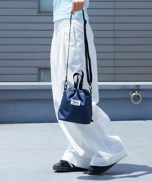 PENNEYS（ぺニーズ）の「PENNEYS/ペニーズ DRAWSTRING POUCH ロゴワッペン 巾着仕様 ショルダーバッグ 2026年 夏 夏服（ショルダーバッグ・メンズ・ブラック/ベージュ/オリーブ/ネイビー・FREE）」の4枚目の写真