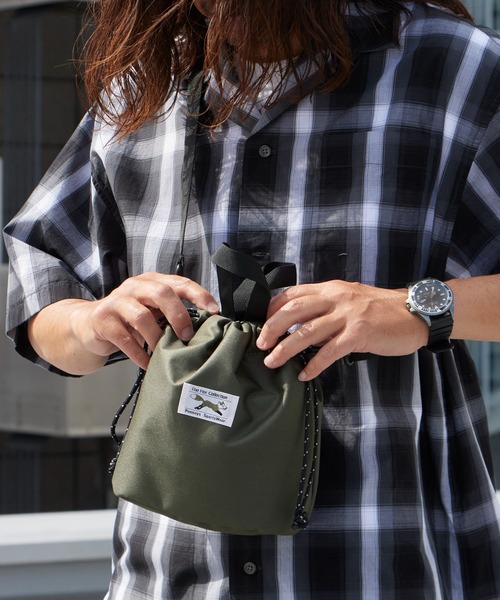 PENNEYS（ぺニーズ）の「PENNEYS/ペニーズ DRAWSTRING POUCH ロゴワッペン 巾着仕様 ショルダーバッグ 2026年 夏 夏服（ショルダーバッグ・メンズ・ブラック/ベージュ/オリーブ/ネイビー・FREE）」の3枚目の写真