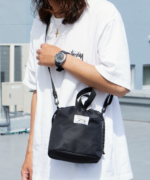 PENNEYS（ぺニーズ）の「PENNEYS/ペニーズ DRAWSTRING POUCH ロゴワッペン 巾着仕様 ショルダーバッグ 2026年 夏 夏服（ショルダーバッグ・メンズ・ブラック/ベージュ/オリーブ/ネイビー・FREE）」の2枚目の写真