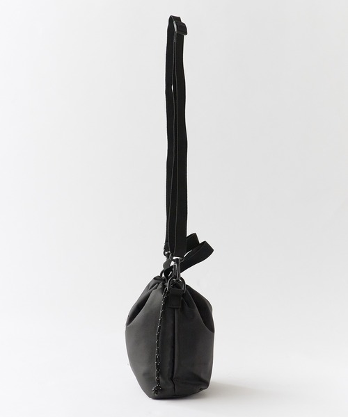 PENNEYS（ぺニーズ）の「PENNEYS/ペニーズ DRAWSTRING POUCH ロゴワッペン 巾着仕様 ショルダーバッグ 2026年 夏 夏服（ショルダーバッグ・メンズ・ブラック/ベージュ/オリーブ/ネイビー・FREE）」の18枚目の写真