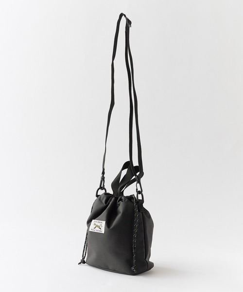 PENNEYS（ぺニーズ）の「PENNEYS/ペニーズ DRAWSTRING POUCH ロゴワッペン 巾着仕様 ショルダーバッグ 2026年 夏 夏服（ショルダーバッグ・メンズ・ブラック/ベージュ/オリーブ/ネイビー・FREE）」の5枚目の写真