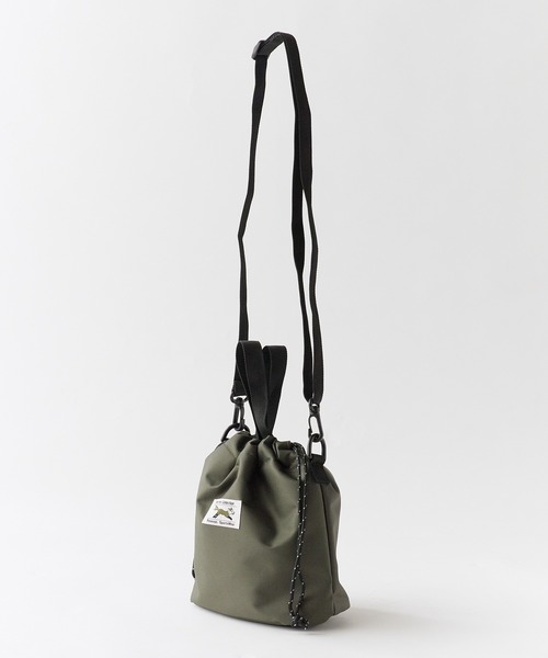 PENNEYS（ぺニーズ）の「PENNEYS/ペニーズ DRAWSTRING POUCH ロゴワッペン 巾着仕様 ショルダーバッグ 2026年 夏 夏服（ショルダーバッグ・メンズ・ブラック/ベージュ/オリーブ/ネイビー・FREE）」の7枚目の写真