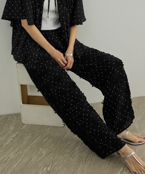 crinkle crinkle crinkle(クリンクルクリンクルクリンクル)の「【WEB先行販売】【crinkle crinkle crinkle】別注ドットレーヨンシャンタン 3D刺繍パンツ(その他パンツ・レディース・ブラック系その他・FREE)」の1枚目の写真