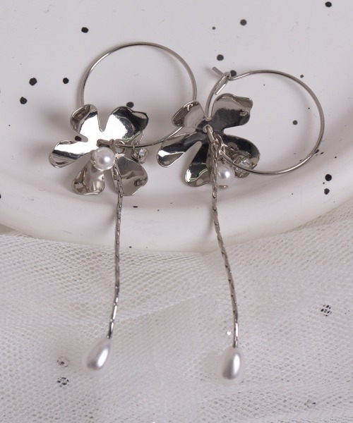 TONE SELECT GOODS(トーンセレクトグッズ)の「【Peony/ピオニー】フラワーパールチェーンドロップピアス(ピアス(両耳用)・レディース・ゴールド・FREE)」の6枚目の写真