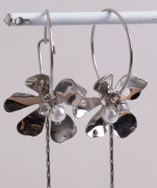 TONE SELECT GOODS(トーンセレクトグッズ)の「【Peony/ピオニー】フラワーパールチェーンドロップピアス(ピアス(両耳用)・レディース・ゴールド・FREE)」の7枚目の写真