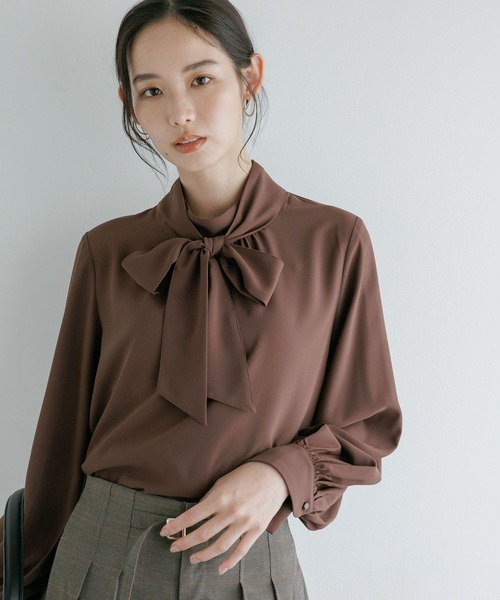 Andemiu（アンデミュウ）の「トロミボウタイツキブラウス（シャツ/ブラウス・レディース・チェック/オフホワイト/ブラウン・FREE）」の3枚目の写真