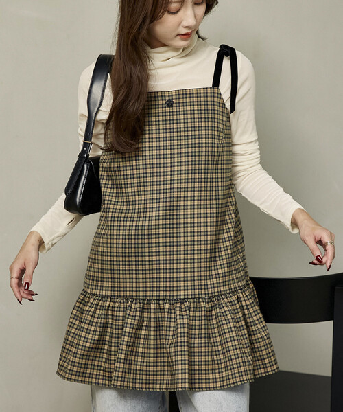 MARY QUANT(マリークワント)の「MARY QUANT × PUBLUX/マリークワント 別注 ベロア リボン チェック ミニ キャミソール ワンピース 限定展開(ワンピース・レディース・ベージュ/グレー・フリ-)」の3枚目の写真