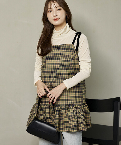 MARY QUANT(マリークワント)の「MARY QUANT × PUBLUX/マリークワント 別注 ベロア リボン チェック ミニ キャミソール ワンピース 限定展開(ワンピース・レディース・ベージュ/グレー・フリ-)」の10枚目の写真