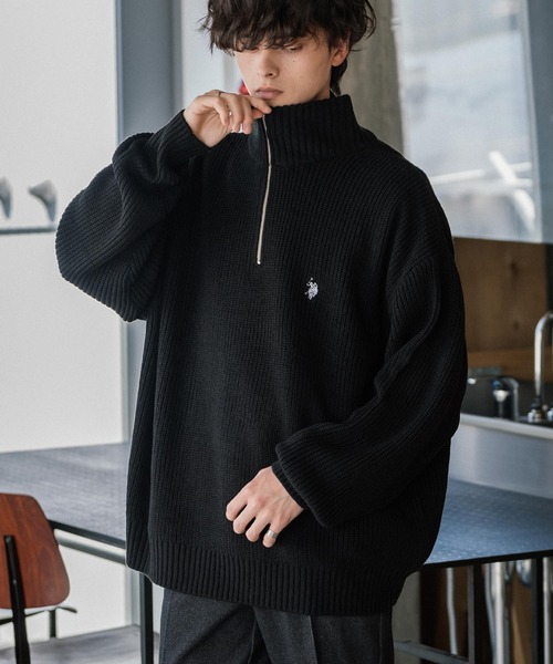 U.S. POLO ASSN.(ユーエスポロアッスン)の「新色追加 U.S. POLO ASSN. ユーエスポロアッスン 別注コラボオーバーサイズワンポイントロゴ刺繍畦編みハーフジップ長袖ニットセーター(ニット/セーター・メンズ・アイボリー/ブラウン/ブラック/レッド/グレー/ネイビー/チャコールグレー/ベージュ・M/XL/L)」の1枚目の写真
