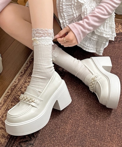 Teem Store(チームストア)の「パールモチーフ 厚底チャンキーヒールローファー(ローファー・レディース・ホワイト/ブラック・L/M/S)」の1枚目の写真