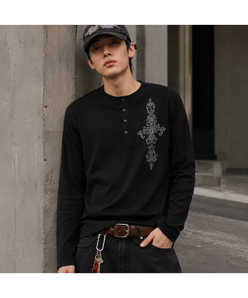 GRAVER ORDINARY（グレイバーオーディナリー）の「[ODNR UNISEX]SIM CROSS ヘンリーネック ロングスリーブ Tシャツ_3color（Tシャツ/カットソー・レディース・ベージュ/ブラック/チャコールグレー・M/LARGE）」の2枚目の写真
