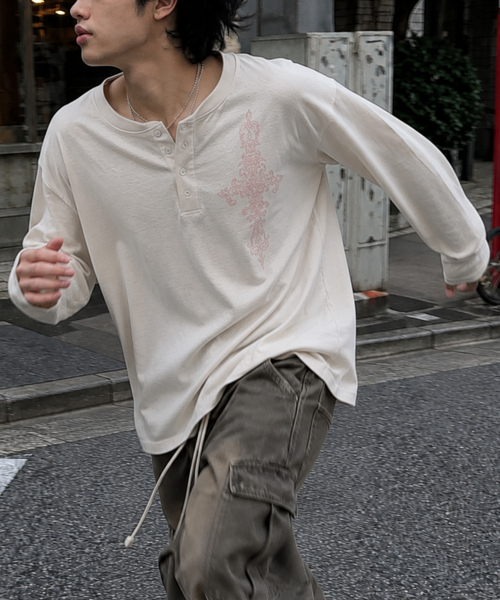 GRAVER ORDINARY（グレイバーオーディナリー）の「[ODNR UNISEX]SIM CROSS ヘンリーネック ロングスリーブ Tシャツ_3color（Tシャツ/カットソー・レディース・ベージュ/ブラック/チャコールグレー・M/LARGE）」の4枚目の写真
