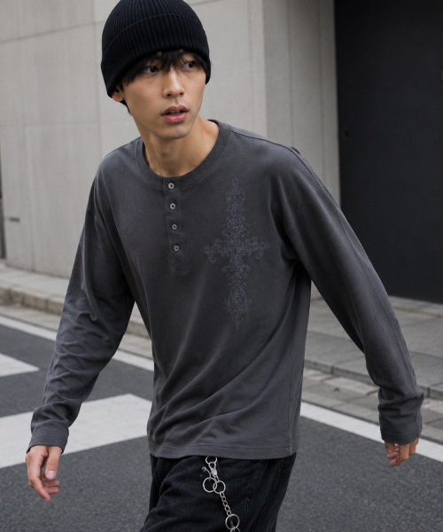 GRAVER ORDINARY（グレイバーオーディナリー）の「[ODNR UNISEX]SIM CROSS ヘンリーネック ロングスリーブ Tシャツ_3color（Tシャツ/カットソー・レディース・ベージュ/ブラック/チャコールグレー・M/LARGE）」の5枚目の写真