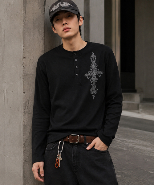 GRAVER ORDINARY（グレイバーオーディナリー）の「[ODNR UNISEX]SIM CROSS ヘンリーネック ロングスリーブ Tシャツ_3color（Tシャツ/カットソー・レディース・ベージュ/ブラック/チャコールグレー・M/LARGE）」の6枚目の写真