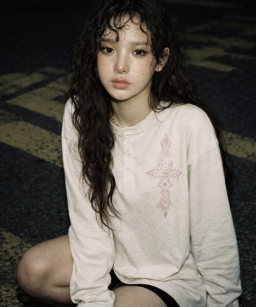 GRAVER ORDINARY（グレイバーオーディナリー）の「[ODNR UNISEX]SIM CROSS ヘンリーネック ロングスリーブ Tシャツ_3color（Tシャツ/カットソー・レディース・ベージュ/ブラック/チャコールグレー・M/LARGE）」の11枚目の写真