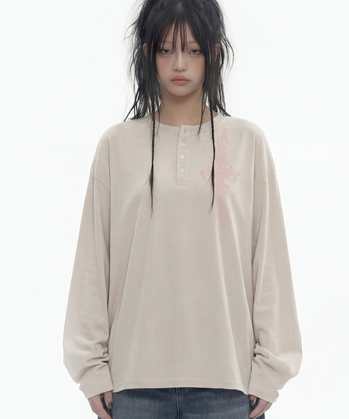 GRAVER ORDINARY（グレイバーオーディナリー）の「[ODNR UNISEX]SIM CROSS ヘンリーネック ロングスリーブ Tシャツ_3color（Tシャツ/カットソー・レディース・ベージュ/ブラック/チャコールグレー・M/LARGE）」の12枚目の写真