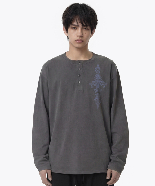 GRAVER ORDINARY（グレイバーオーディナリー）の「[ODNR UNISEX]SIM CROSS ヘンリーネック ロングスリーブ Tシャツ_3color（Tシャツ/カットソー・レディース・ベージュ/ブラック/チャコールグレー・M/LARGE）」の13枚目の写真