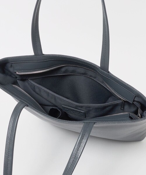 A DAY IN THE LIFE UNITED ARROWS(アデイインザライフユナイテッドアローズ)の「シュリンク レザー バーティカルトートバッグ<A DAY IN THE LIFE>(トートバッグ・メンズ・ブラック/ダークグレー・FREE)」の9枚目の写真