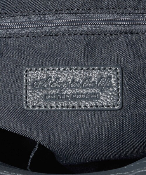A DAY IN THE LIFE UNITED ARROWS(アデイインザライフユナイテッドアローズ)の「シュリンク レザー バーティカルトートバッグ<A DAY IN THE LIFE>(トートバッグ・メンズ・ブラック/ダークグレー・FREE)」の11枚目の写真