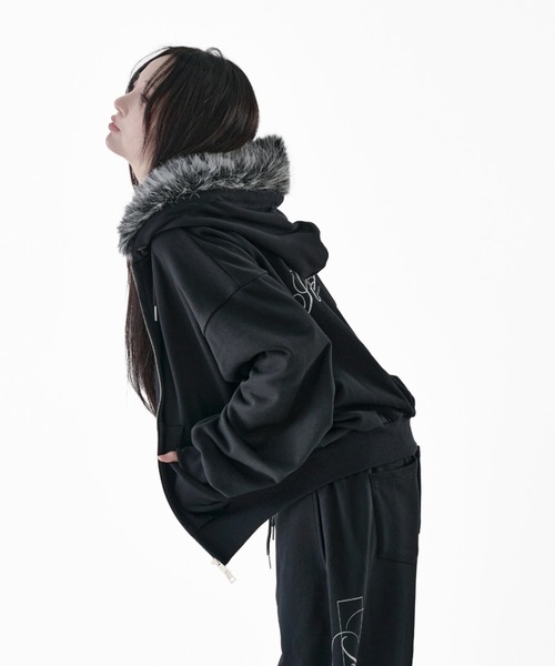 Melviianne(メルヴィアンヌ)の「Fur hood big logo sweat parker(パーカー・レディース・LT.Gray/Black/PINK・MEDIUM/SMALL)」の1枚目の写真