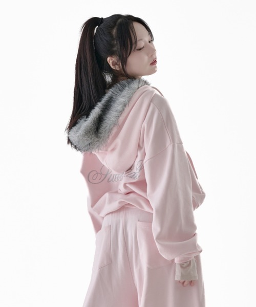 Melviianne(メルヴィアンヌ)の「Fur hood big logo sweat parker(パーカー・レディース・LT.Gray/Black/PINK・MEDIUM/SMALL)」の3枚目の写真
