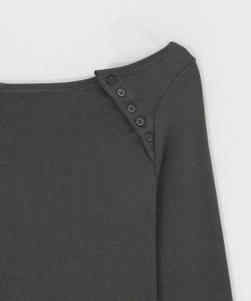 BLACKUP（ブラックアップ）の「[MADE] シルスリットボタンオフショルダー長袖Tシャツ（Tシャツ/カットソー・レディース・グレイッシュベージュ/チャコール・FREE）」の20枚目の写真