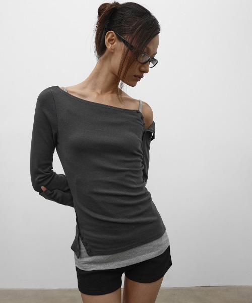 BLACKUP（ブラックアップ）の「[MADE] シルスリットボタンオフショルダー長袖Tシャツ（Tシャツ/カットソー・レディース・グレイッシュベージュ/チャコール・FREE）」の10枚目の写真