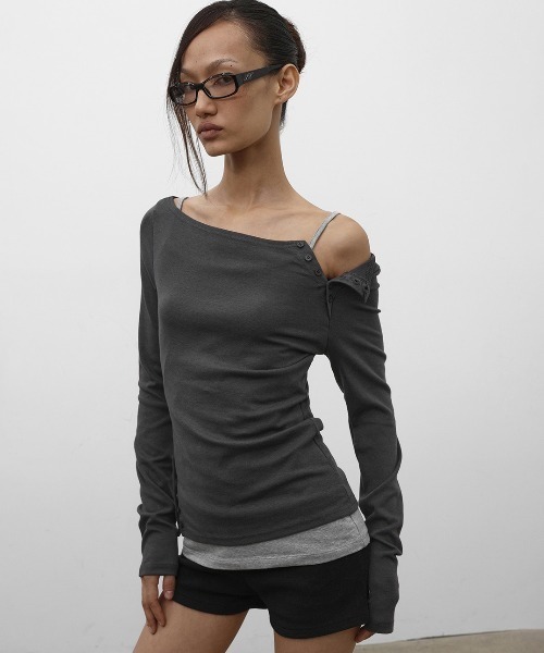 BLACKUP（ブラックアップ）の「[MADE] シルスリットボタンオフショルダー長袖Tシャツ（Tシャツ/カットソー・レディース・グレイッシュベージュ/チャコール・FREE）」の9枚目の写真