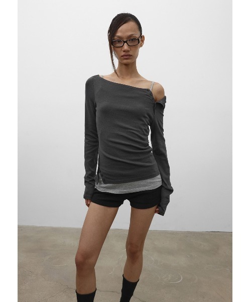 BLACKUP（ブラックアップ）の「[MADE] シルスリットボタンオフショルダー長袖Tシャツ（Tシャツ/カットソー・レディース・グレイッシュベージュ/チャコール・FREE）」の11枚目の写真