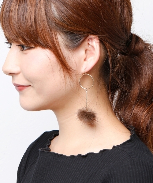 natural couture(ナチュラルクチュール)の「ミンクファーゆらゆらピアス(ピアス(両耳用)・レディース・グリーン/アイボリー/ブラウン・FREE)」の1枚目の写真