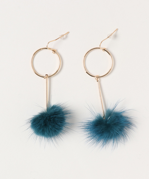 natural couture(ナチュラルクチュール)の「ミンクファーゆらゆらピアス(ピアス(両耳用)・レディース・グリーン/アイボリー/ブラウン・FREE)」の3枚目の写真
