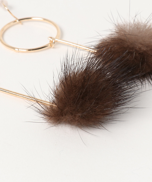natural couture(ナチュラルクチュール)の「ミンクファーゆらゆらピアス(ピアス(両耳用)・レディース・グリーン/アイボリー/ブラウン・FREE)」の4枚目の写真