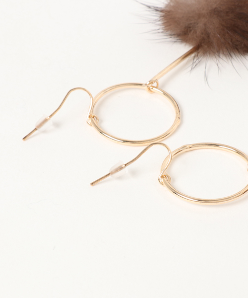 natural couture(ナチュラルクチュール)の「ミンクファーゆらゆらピアス(ピアス(両耳用)・レディース・グリーン/アイボリー/ブラウン・FREE)」の5枚目の写真