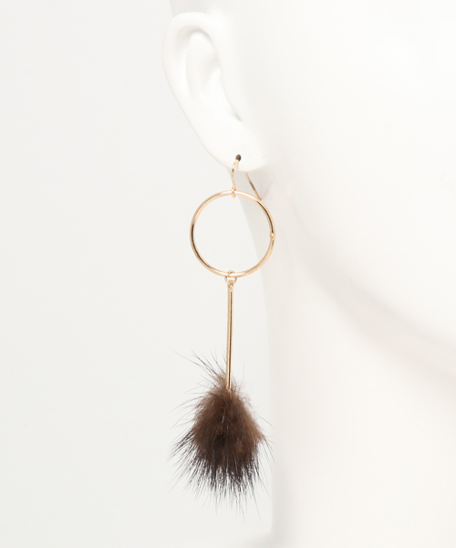 natural couture(ナチュラルクチュール)の「ミンクファーゆらゆらピアス(ピアス(両耳用)・レディース・グリーン/アイボリー/ブラウン・FREE)」の6枚目の写真