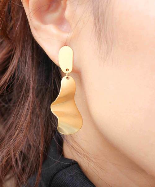 MODE ROBE（モードローブ）の「マットメタルウェーブピアス（ピアス（両耳用）・レディース・シルバー/ゴールド・FREE）」の2枚目の写真
