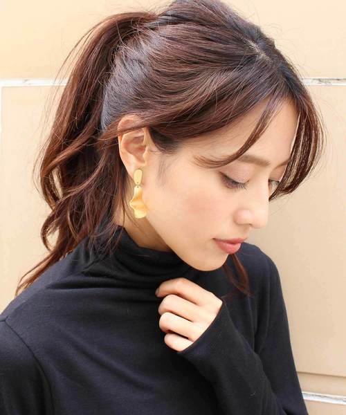 MODE ROBE（モードローブ）の「マットメタルウェーブピアス（ピアス（両耳用）・レディース・シルバー/ゴールド・FREE）」の6枚目の写真