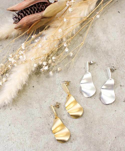 MODE ROBE（モードローブ）の「マットメタルウェーブピアス（ピアス（両耳用）・レディース・シルバー/ゴールド・FREE）」の4枚目の写真