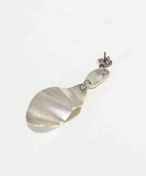 MODE ROBE（モードローブ）の「マットメタルウェーブピアス（ピアス（両耳用）・レディース・シルバー/ゴールド・FREE）」の5枚目の写真