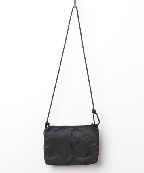 DC（ディーシー）の「ショルダーバッグ DC ディーシー 19 NECKPOUCH サコッシュ 0.5LS（ショルダーバッグ・メンズ・ブラック/マルチ/ブラック×ピンク・FREE）」の4枚目の写真
