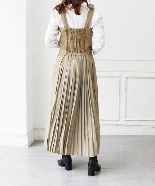 MODE ROBE（モードローブ）の「バックプリーツジャンパースカート（ジャンパースカート・レディース・ブラック/ベージュ/カーキ・FREE）」の2枚目の写真