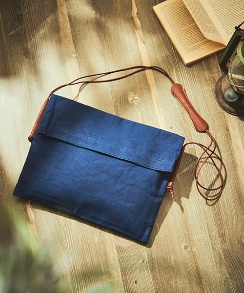 TONE SELECT GOODS（トーンセレクトグッズ）の「Butler Verner Sails/10号パラフィン ヌメロープサコッシュ（ショルダーバッグ・レディース・ブラック/ネイビー/ブルーグレー・FREE）」の3枚目の写真