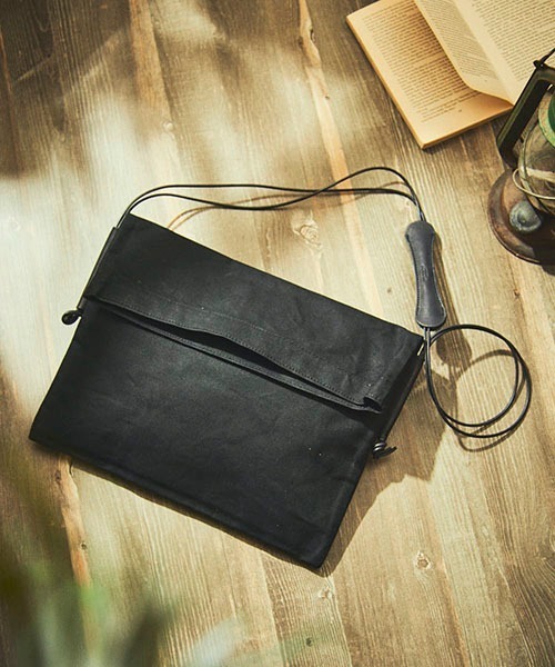 TONE SELECT GOODS（トーンセレクトグッズ）の「Butler Verner Sails/10号パラフィン ヌメロープサコッシュ（ショルダーバッグ・レディース・ブラック/ネイビー/ブルーグレー・FREE）」の2枚目の写真